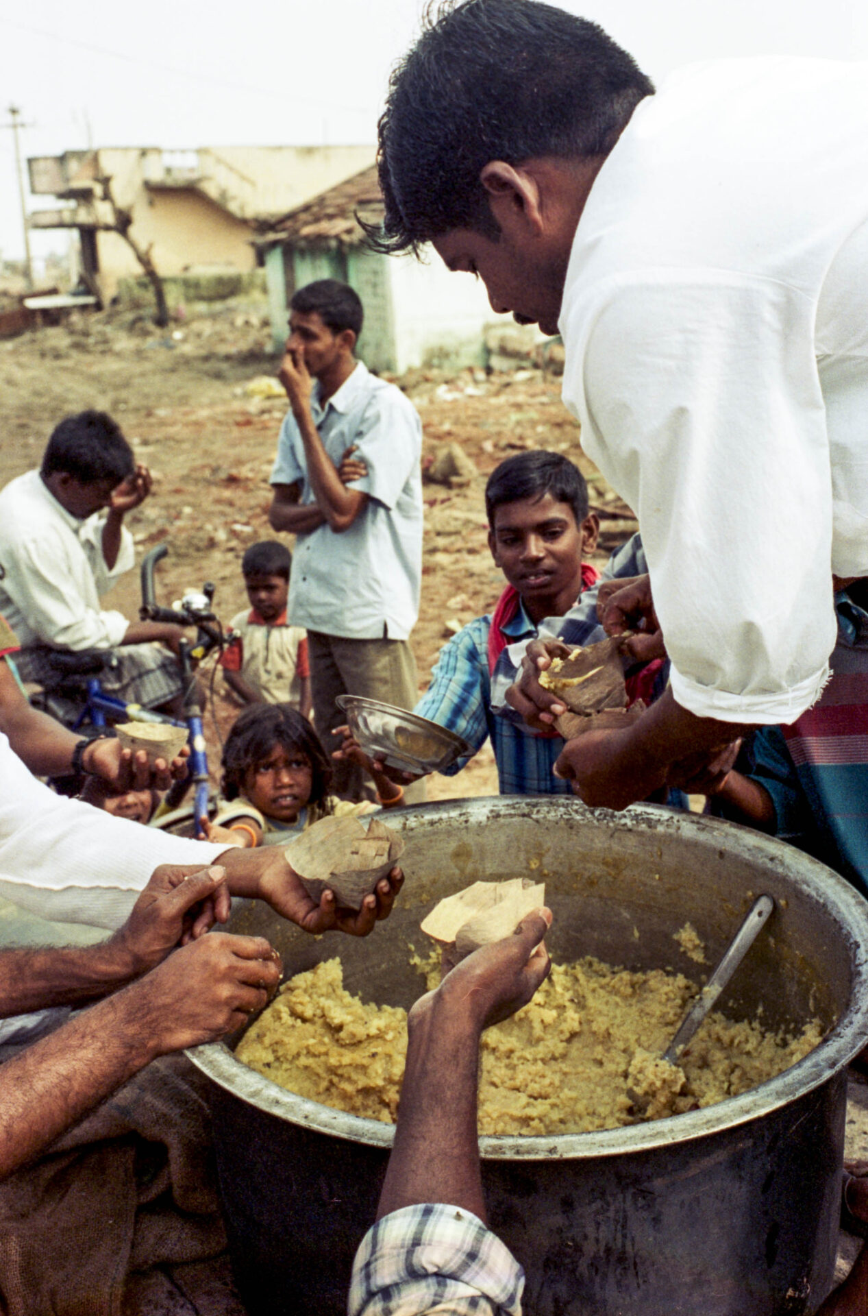 Food being distributed to hungry survivors. Nagapattinam, India, 2005