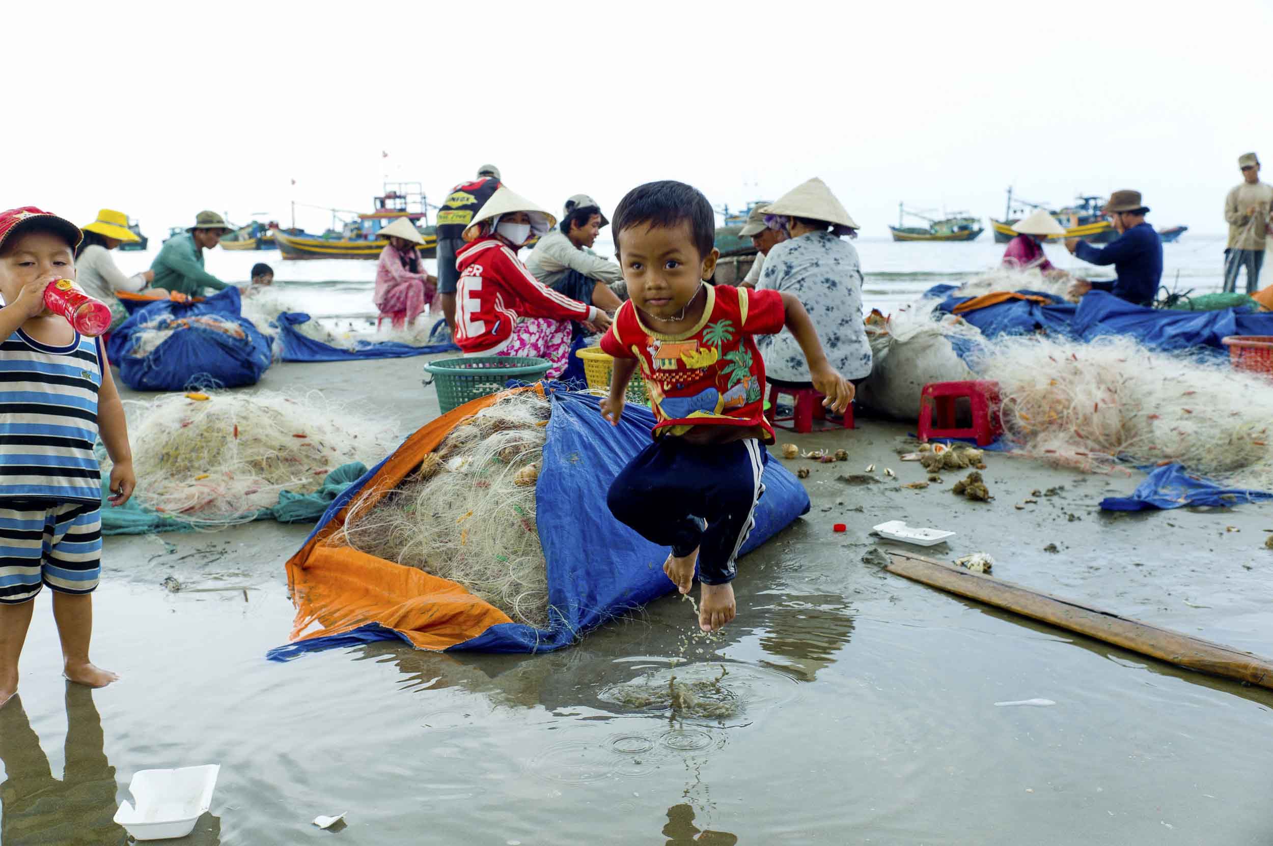 Fishermen sort their catch on the oceanfront east of Mui Ne, 2011